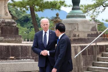 epa10638519 A handout photo made available by the G7 Hiroshima Summit Host shows US President Joe Biden (L) being welcomed by Japan's Prime Minister Fumio Kishida upon his arrival at the Itsukushima Shrine on Miyajima island during the G7 Hiroshima Summit in Hiroshima, Japan, 19  May 2023. The G7 Hiroshima Summit will be held from 19 to 21 May 2023  EPA/G7 Hiroshima Summit Host / HANDOUT  HANDOUT EDITORIAL USE ONLY/NO SALES