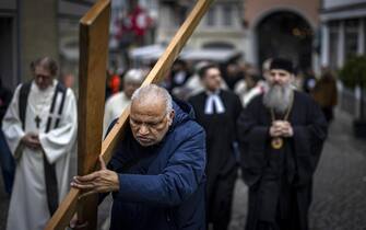 Venerdì Santo in Svizzera epa12039084 Believers walk through the streets of Zurich during a Way of the Cross procession on Good Friday in Zurich, Switzerland, 18 April 2025. The ecumenical Way of the Cross procession, involving believers of different confessions, is taking place for the 29th time and visits several Way Stations in Zurich. EPA/MICHAEL BUHOLZER