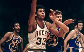 MILWAUKEE, WI - JANUARY 18: Kareem Abdul-Jabbar #33 of the Milwaukee Bucks posts up Dale Schlueter #54 of the San Francisco Warriors on January 18, 1970 at the Milwaukee Arena in Milwaukee, Wisconsin. NOTE TO USER: User expressly acknowledges and agrees that, by downloading and/or using this photograph, user is consenting to the terms and conditions of the Getty Images License Agreement. Mandatory Copyright Notice: Copyright 1970 NBAE (Photo by Vernon Biever/NBAE via Getty Images)