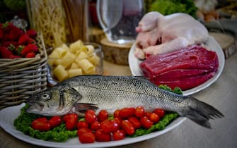   Pesce fresco e carni tra i prodotti della dieta Mediterranea.ANSA / CIRO FUSCO