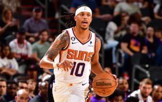PHOENIX, AZ - OCTOBER 12: Damion Lee #10 of the Phoenix Suns handles the ball during the game against the Sacramento Kings on October 12, 2022 at Footprint Center in Phoenix, Arizona. NOTE TO USER: User expressly acknowledges and agrees that, by downloading and or using this photograph, user is consenting to the terms and conditions of the Getty Images License Agreement. Mandatory Copyright Notice: Copyright 2022 NBAE (Photo by Barry Gossage/NBAE via Getty Images)