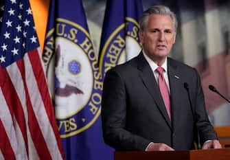 Imbarazzo e polemica nel Grand Old Party dopo le rivelazioni del libro di due giornalisti del New York Times secondo cui i due massimi esponenti repubblicani al Congresso, il leader dei repubblicani al Senato Mitch McConnell e quello alla Camera Kevin McCarthy, dissero ai loro colleghi di partito che ritenevano l’allora presidente Donald Trump responsabile dell’assalto a Capitol Hill del 6 gennaio e lo volevano fuori dai giochi