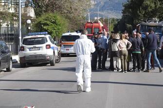 Vigili del fuoco, sanitari e inquirenti sul luogo del tragico incidente sul lavoro a Casteldaccia (Palermo), 06 maggio 2024. E' di cinque morti e due intossicati, uno dei quali in gravi condizioni, il bilancio definitivo della strage sul lavoro avvenuta a Casteldaccia.
/////
Firefighters, medical workers and investigators at the site of the tragic workplace accident in Casteldaccia, near Palermo, Sicily island, southern Italy 06 May 2024. The final toll of the workplace massacre which occurred in Casteldaccia is five dead and two intoxicated, one of whom is in serious condition.
ANSA/IGOR PETYX