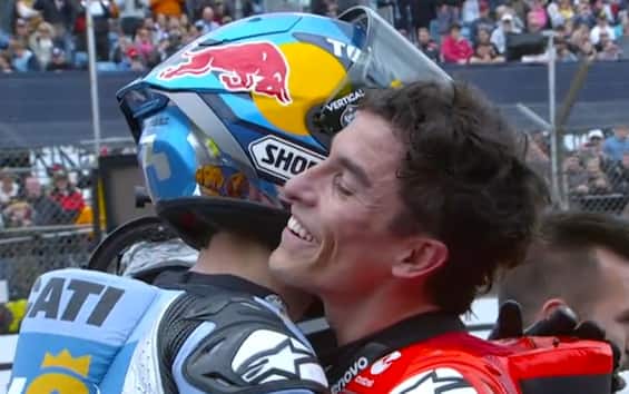 https://static.sky.it/editorialimages/46b9392aa64b128cfb30698baf27c80fa4c9679e/skysport/it/motori/motogp/video/2025/05/24/marc-marquez-sprint-race-silverstone-intervista/alex_marquez_marc_abbraccio_screen.jpg?im=Resize,width=565