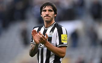 NEWCASTLE UPON TYNE, ENGLAND - OCTOBER 21: Sandro Tonali of Newcastle applauds the fans after the Premier League match between Newcastle United and Crystal Palace at St. James Park on October 21, 2023 in Newcastle upon Tyne, England. (Photo by Stu Forster/Getty Images)