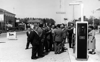 ©lapresse
archivio storico
varie
anni '50
Enrico Mattei
nella foto: l'industriale Enrico Mattei in visita ad una stazione di servizio Agip
BUSTA 10337