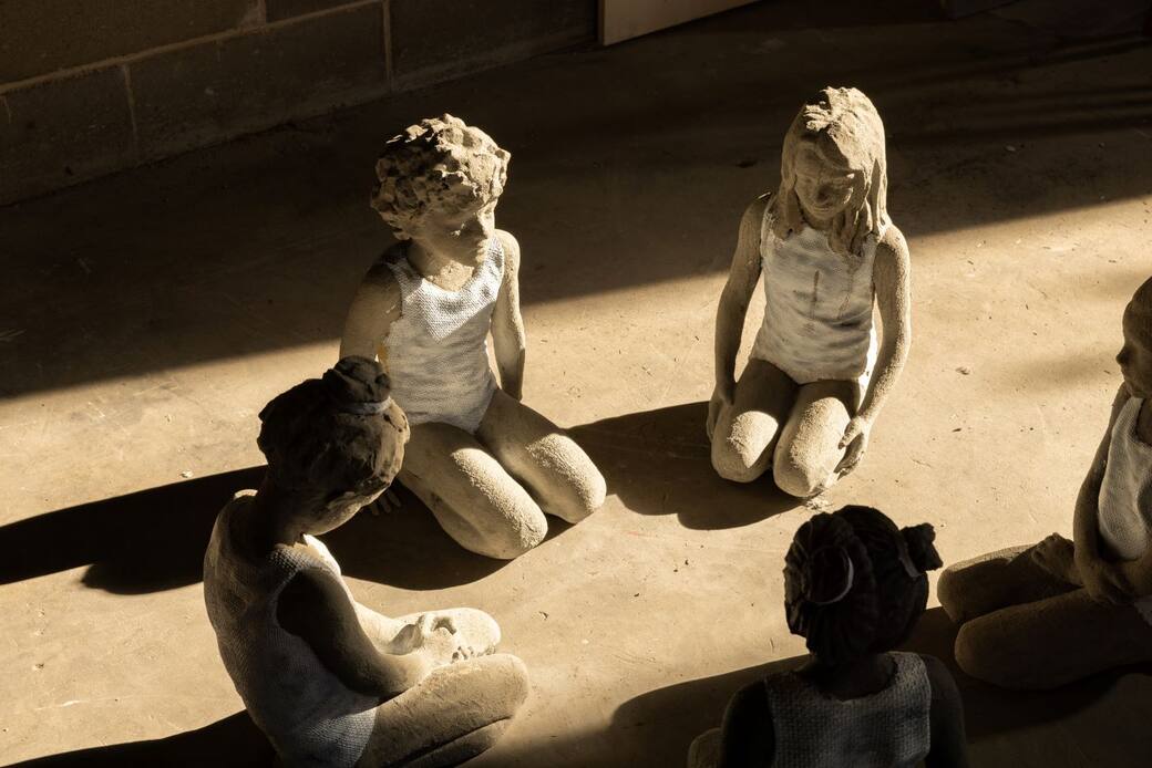 Valerio Berruti, Nel nome del Padre, 2024. 30 sculture in vetroresina, cemento e juta, 75x60x25 cm cad. + 2 affreschi su juta, 500x400 cm cad. Courtesy: l'artista. Credito fotografico Letizia Cigliutti