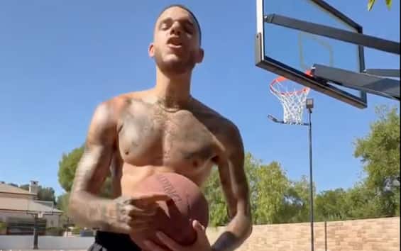 https://static.sky.it/editorialimages/46d9baf37c5424fab5177eb8678a8063e7a69026/skysport/it/nba/video/2025/07/06/lonzo-ball-nba-allenamento-campetto-kobe-video/Lonzo_Ball_videoframe.jpg?im=Resize,width=565