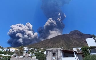 La nuova forte esplosione con l'emissione di flussi piroplastici è stata registrata alle 14:09 sullo Stromboli dalla rete di monitoraggio dell'Istituto nazionale di geofisica e vulcanologia. Sull'isola, come già avvenuto nei giorni scorsi, si è alzata una nube altissima di vapore con ricaduta di cenere.
ANSA/Gianluca Giuffre'