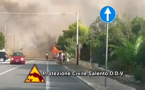 Salento, incendio vicino a case vacanze: decine di persone evacuate Salento, incendio vicino a case vacanze: decine di persone evacuate
