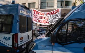 Polizia e Carabinieri durante lo sgombero dell'ex cinema Splendor occupato da alcuni giorni dagli attivisti contro il caro affitti, Milano, 19 Settembre 2023.   ANSA / ANDREA FASANI