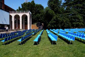 Fase 3 , ultimi preparativi per il cinema e teatro all' aperto nel giardino della Triennale di Milano