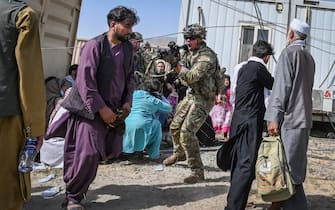 Soldato Usa punta il fucile contro un afghano