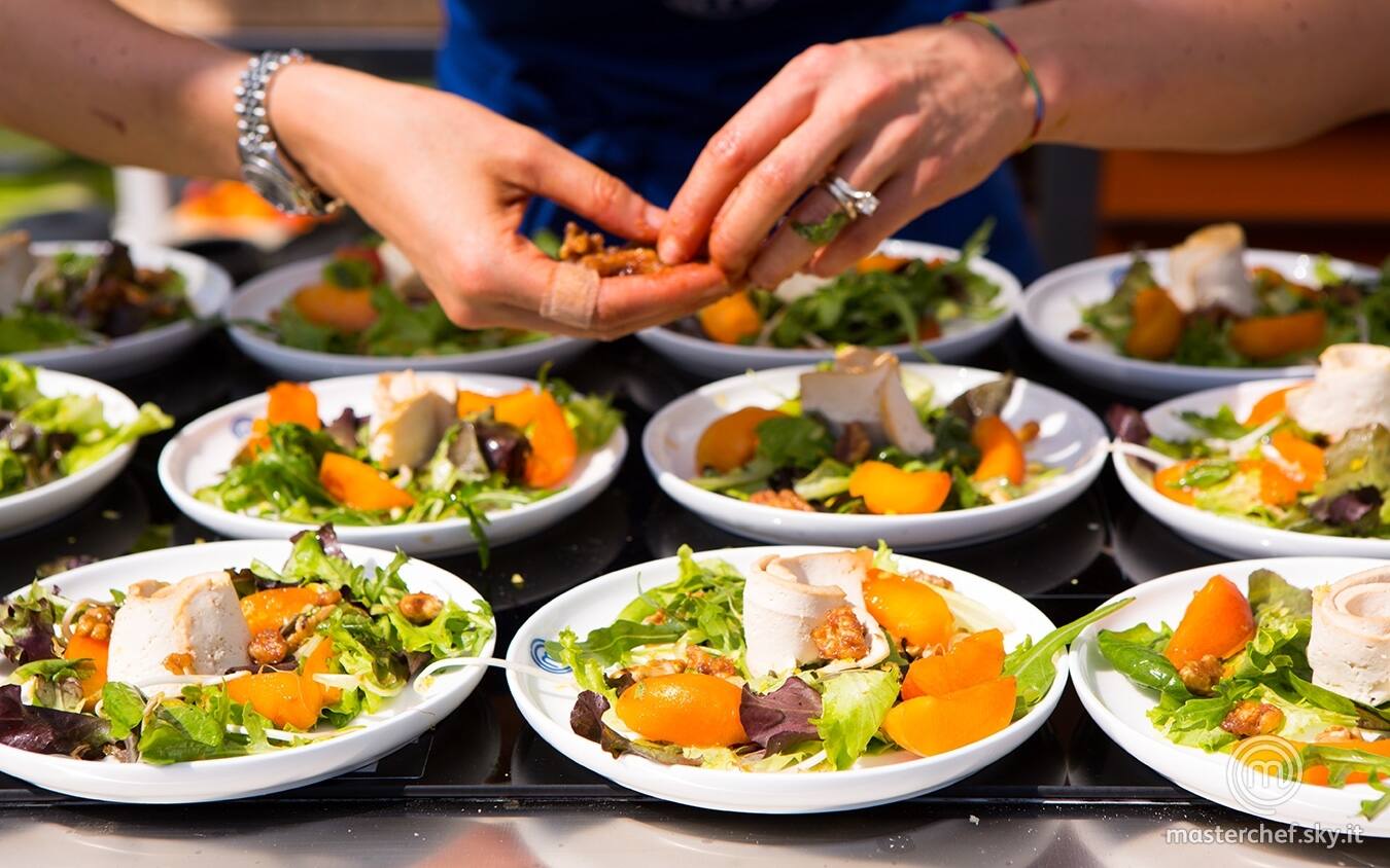 Insalata di tofu, albicocche e noci