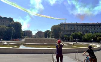 Frecce Tricolore in Piazza Castello / Cairoli, primo evento per celebrare la festa della Repubblica del 2 Giugno e per rendere omaggio alle zone piu' colpite dal Coronavirus