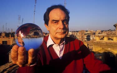 L'Ã©crivain italien Italo Calvino chez lui Ã  Rome en dÃ©cembre 1984, Italie. (Photo by Gianni GIANSANTI/Gamma-Rapho via Getty Images)