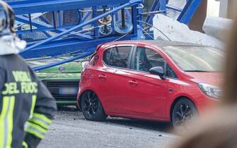 macchina schiacciata dal crollo di una gru a torino