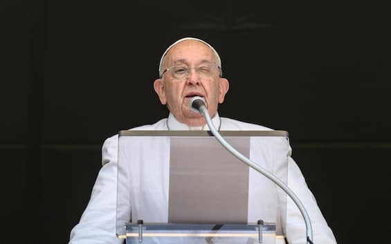 Papa Francesco: "Vicino a famiglie ostaggi, si trovino soluzioni di pace"