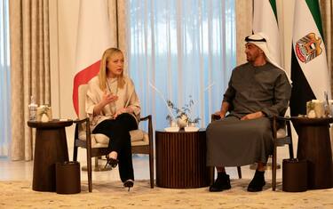 Italian Premier Giorgia Meloni is welcomed by  His Highness Sheikh Mohamed bin Zayed Al Nahyan (-R), President of the United Arab Emirates and Ruler of the emirate of Abu Dhabi in Abu Dhabi, 04 March 2023.
ANSA/ CHIGI PALACE PRESS OFFICE/ FILIPPO ATTILI
+++ ANSA PROVIDES ACCESS TO THIS HANDOUT PHOTO TO BE USED SOLELY TO ILLUSTRATE NEWS REPORTING OR COMMENTARY ON THE FACTS OR EVENTS DEPICTED IN THIS IMAGE; NO ARCHIVING; NO LICENSING +++ NPK +++