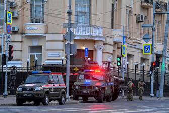 epa10709001 Russian servicemen block a street in downtown Rostov-on-Don, southern Russia, 24 June 2023. Security and armoured vehicles were deployed after private military company (PMC) Wagner Group s chief Yevgeny Prigozhin said in a video that his troops had occupied the building of the headquarters of the Southern Military District, demanding a meeting with Russia s defense chiefs.  EPA/ARKADY BUDNITSKY