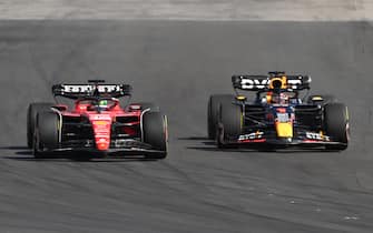 CIRCUIT OF THE AMERICAS, UNITED STATES OF AMERICA - OCTOBER 22: Max Verstappen, Red Bull Racing RB19, passes Charles Leclerc, Ferrari SF-23 during the United States GP at Circuit of the Americas on Sunday October 22, 2023 in Austin, United States of America. (Photo by Mark Sutton / Sutton Images)