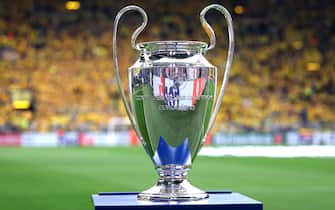 epa11312928 The UEFA Champions League trophy on display ahead of the UEFA Champions League semi final, 1st leg match between Borussia Dortmund and Paris Saint-Germain in Dortmund, Germany, 01 May 2024.  EPA/CHRISTOPHER NEUNDORF