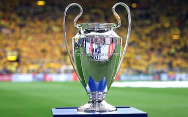 epa11312928 The UEFA Champions League trophy on display ahead of the UEFA Champions League semi final, 1st leg match between Borussia Dortmund and Paris Saint-Germain in Dortmund, Germany, 01 May 2024.  EPA/CHRISTOPHER NEUNDORF