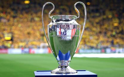epa11312928 The UEFA Champions League trophy on display ahead of the UEFA Champions League semi final, 1st leg match between Borussia Dortmund and Paris Saint-Germain in Dortmund, Germany, 01 May 2024.  EPA/CHRISTOPHER NEUNDORF