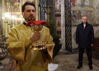 epa10393552 Russian President Vladimir Putin (R) attends a Christmas service at the Annunciation Cathedral in the Kremlin in Moscow, Russia, 07 January 2023. The Russian Orthodox church celebrates Christmas on 07 January according to the Julian calendar.  EPA/MIKHAEL KLIMENTYEV / SPUTNIK / KREMLIN POOL