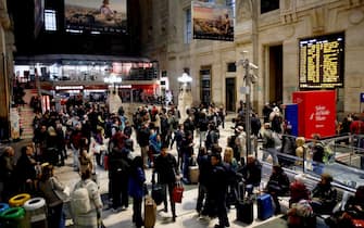 Caos in stazione centrale, treni cancellati e ritardi a Milano, 20 aprile 2023.ANSA/MOURAD BALTI TOUATI

