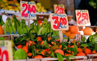 Prezzi esposti sulla merce di un negozio 'Frutta e verdura' di Napoli,  31  ottobre 2022. ANSA / CIRO FUSCO