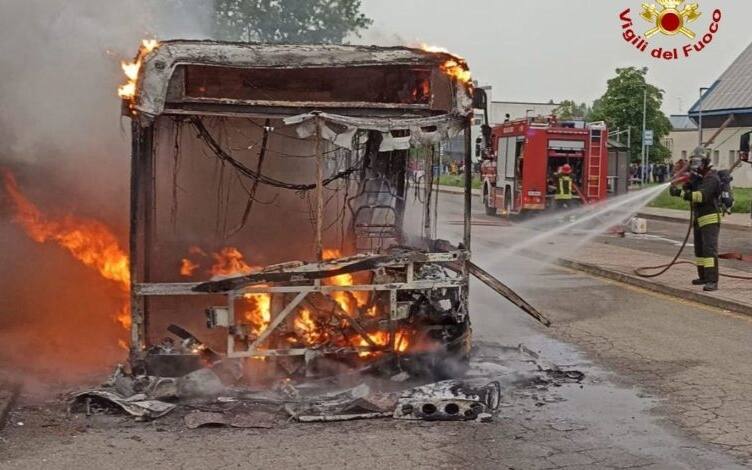 autobus fiamme