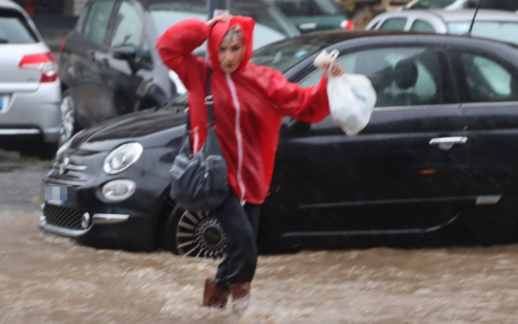 Maltempo, Nubifragio Su Milano. Esonda Il Seveso: Strade Allagate E ...