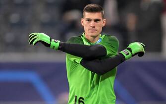 FRANKFURT - SSC Napoli goalkeeper Hubert Idasiak during the UEFA Champions League Round of 16 game between Eintracht Frankfurt and SSC Napoli at Germany's Bank Park stadium on February 21, 2023 in Frankfurt am Main, Germany. AP | Dutch Height | GERRIT OF COLOGNE (Photo by ANP via Getty Images)
