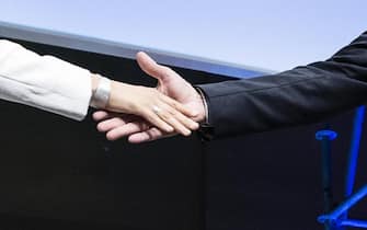 Due persone si stringono la mano