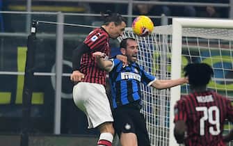 MILAN, ITALY - FEBRUARY 09:  Diego Godin of FC Internazionale competes for the ball with Zlatan Ibrahimovic of AC Milan during the Serie A match between FC Internazionale and  AC Milan at Stadio Giuseppe Meazza on February 9, 2020 in Milan, Italy.  (Photo by Claudio Villa - Inter/Inter via Getty Images)