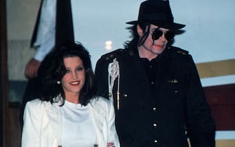 (FILES): This August 16, 1994 file photo shows US pop star Michael Jackson and his then wife Lisa-Marie Presley arriving at the airport in Budapest.  Jackson died on June 25, 2009 after suffering a cardiac arrest, multiple US media outlets reported, sending shockwaves around the entertainment world.     AFP PHOTO / Files (Photo credit should read -/AFP via Getty Images)