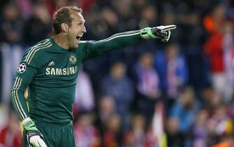 epa04176229 Chelsea's Australian goalkeeper Mark Schwarzer reacts during the UEFA Champions League semi-final first leg soccer match between Atletico Madrid and Chelsea at the Vicente Calderon stadium, in Madrid, central Spain, 22 April 2014.  EPA/JUANJO MARTIN