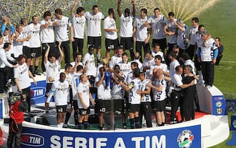 SIENA, ITALY - MAY 16:  Inter Milan players celebrate taking the Serie A Scudetto after their win over AC Siena at Stadio Artemio Franchi on May 16, 2010 in Siena, Italy.  (Photo by Gabriele Maltinti/Getty Images)