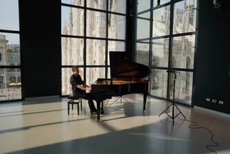 Preludio di Piano City con Guido Coppin che suona il piano in streaming per covid-19, nella Sala Fontana