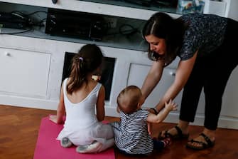 Fase 2 : La famiglia Ricci Valentini ha vissuto il lockdown con cinque figli in casa gestendo lavoro e scuola , la mancata riapertura delle scuole crea difficoltà di gestione ed organizzazione anche in previsione di una ripresa delle attività lavorative
Fase 2 : La famiglia Ricci Valentini ha vissuto il lockdown con cinque figli in casa gestendo lavoro e scuola , la mancata riapertura delle scuole crea difficoltà di gestione ed organizzazione anche in previsione di una ripresa delle attività lavorative