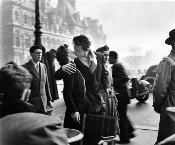Robert Doisneau, Le baiser de l’Hôtel de Ville, 1950. Stampa fine art su carta ai sali d’argento da negativi originali, 50x40 cm © Atelier Robert Doisneau