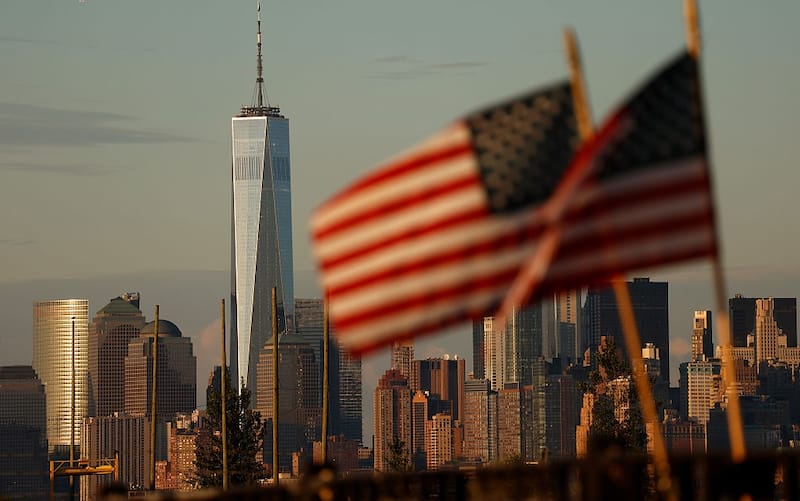 Torri gemelle BAYONNE, NJ - SEPTEMBER 1: The sun sets on the skyline of lower Manhattan and One World Trade Center in New York City as American flags fly on a fence at the Tear Drop 9/11 Memorial on September 1, 2025, in Bayonne, New Jersey. (Photo by Gary Hershorn/Getty Images)