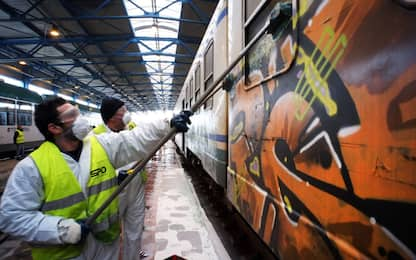 Imbrattano la carrozza di un treno nel Cuneense: due denunciati