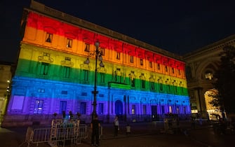 a facciata di palazzo Marino illuminata coi colori dell’arcobaleno in segno di vicinanza alla comunità Lgbt nella giornata del Pride