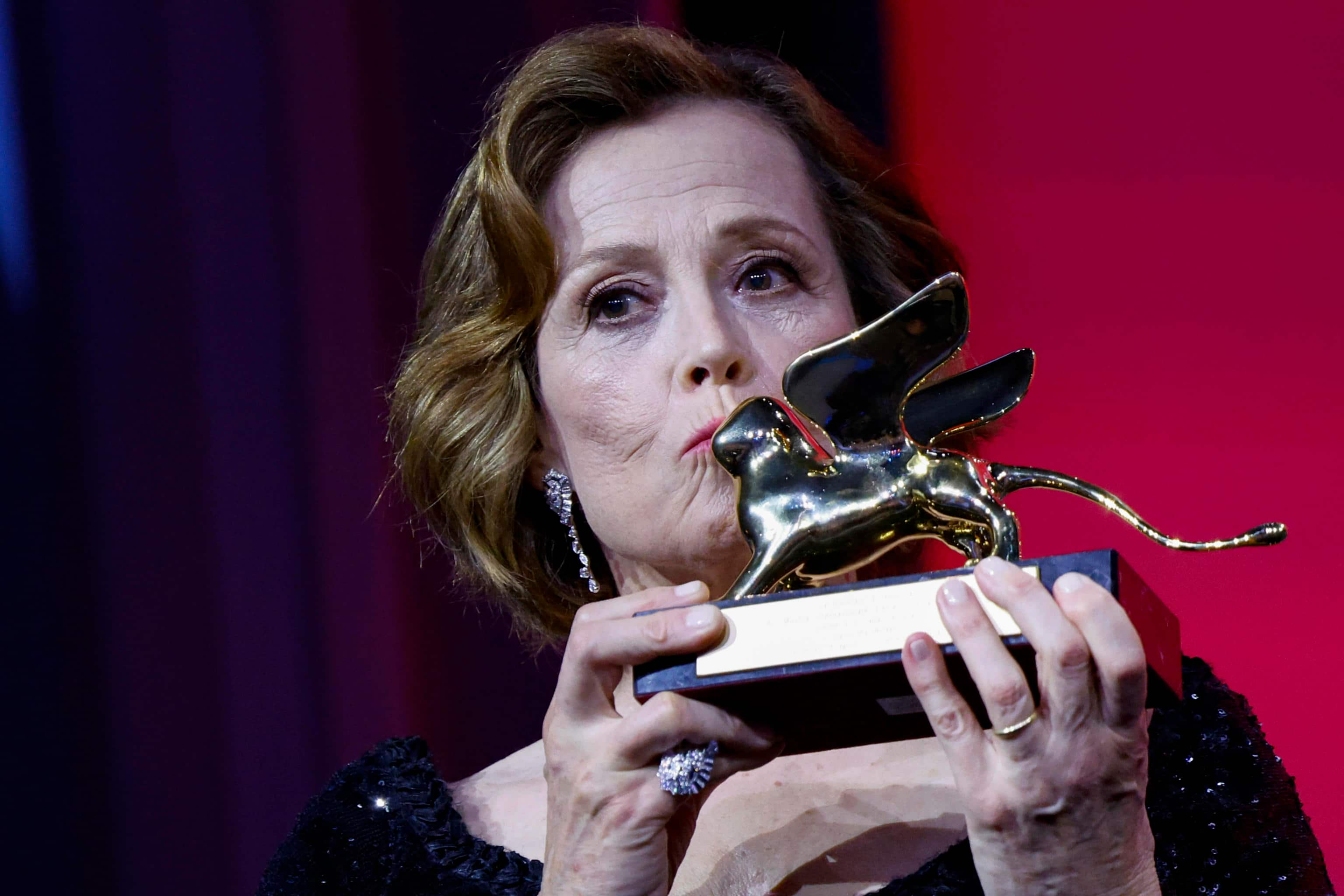 Sigourney Weaver bacia il Leone d'Oro alla carriera ricevuto alla 81a edizione della Mostra del Cinema di Venezia