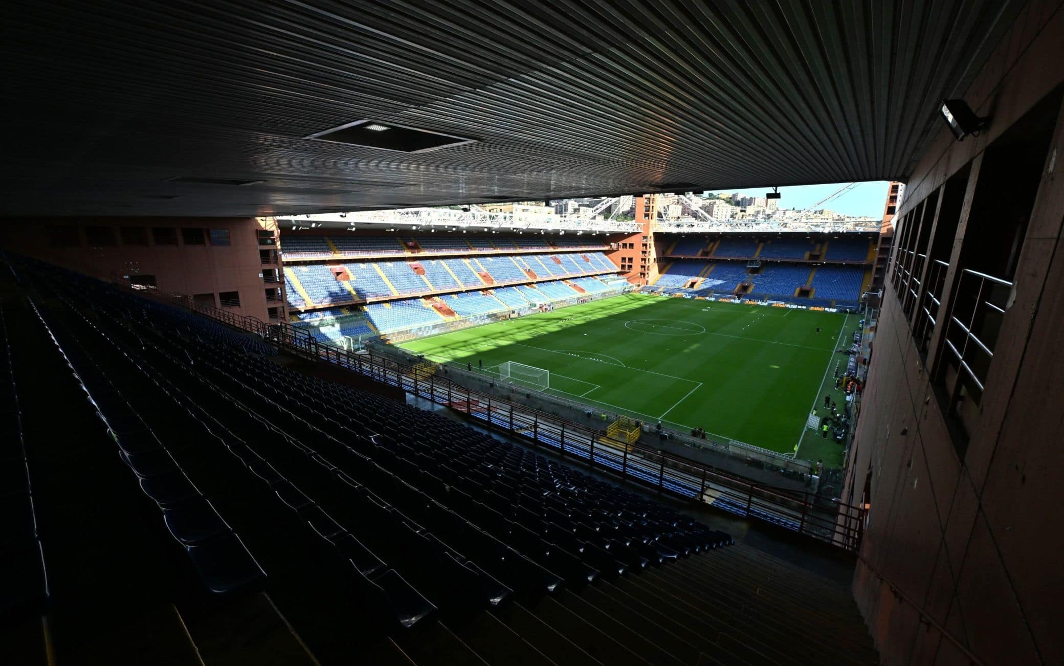 Dieci minuti al via: qui il Ferraris vuoto per una partita che si giocherà, lo ricordiamo, senza pubblico. La decisione del prefetto di Genova è arrivata dopo gli incidenti che si sono verificati prima, durante e dopo il derby Genoa-Sampdoria mercoledì scorso.