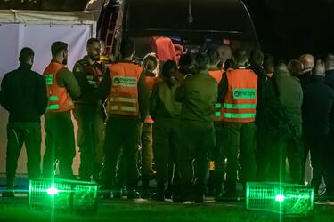 epa10996986 Israeli soldiers secure the arrival of recently freed Israeli hostages who were held by Hamas, outside the Schneider Children's Medical Center in Petah Tikva, outskirts of Tel Aviv, Israel, 26 November 2023. Israel s Defense Forces (IDF) confirmed that 13 Israelis and four foreign nationals who were held hostage by Hamas in Gaza were released on 26 November. Israel and Hamas had agreed to a four-day ceasefire mediated by Qatar, the USA, and Egypt, that came into effect on 24 November and includes a deal for the release of people held by Hamas in the Gaza Strip in exchange for Palestinians detained in Israeli prisons.  EPA/CHRISTOPHE PETIT TESSON