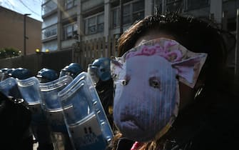 Un momento degli scontri tra manifestanti contro il genocidio e le forze dell'ordine all'esterno degli studi Rai di Napoli, 13 Febbraio 2024. ANSA/CIRO FUSCO