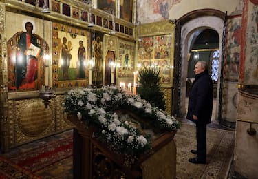 epa10393320 Russian President Vladimir Putin attends a Christmas service at the Annunciation Cathedral in the Kremlin in Moscow, Russia, 06 January 2023. The Russian Orthodox church celebrates Christmas on 07 January according to the Julian calendar.  EPA/MIKHAEL KLIMENTYEV / SPUTNIK / KREMLIN POOL
